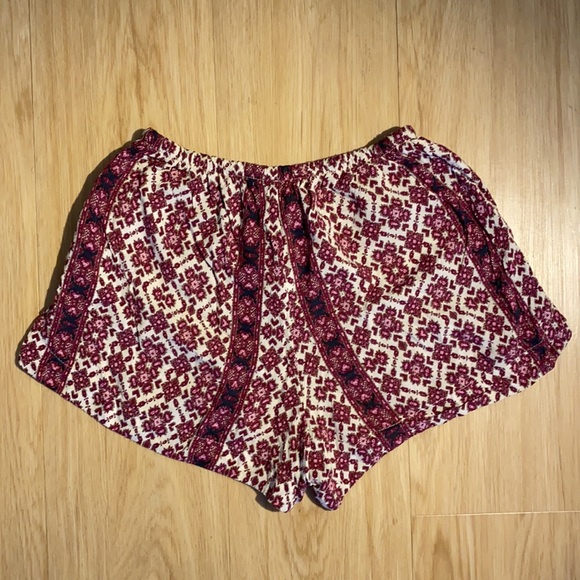 Light flowy pattern shorts - Picture 3 of 4